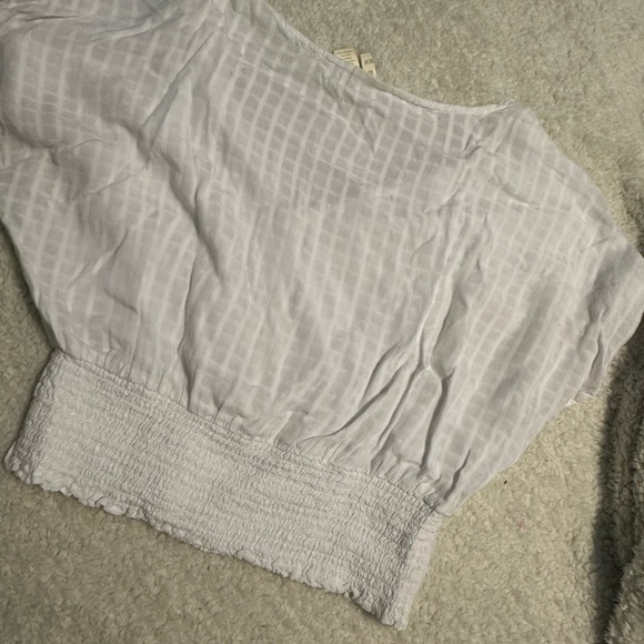 white v neck top with scrunch at the bottom - Picture 3 of 3